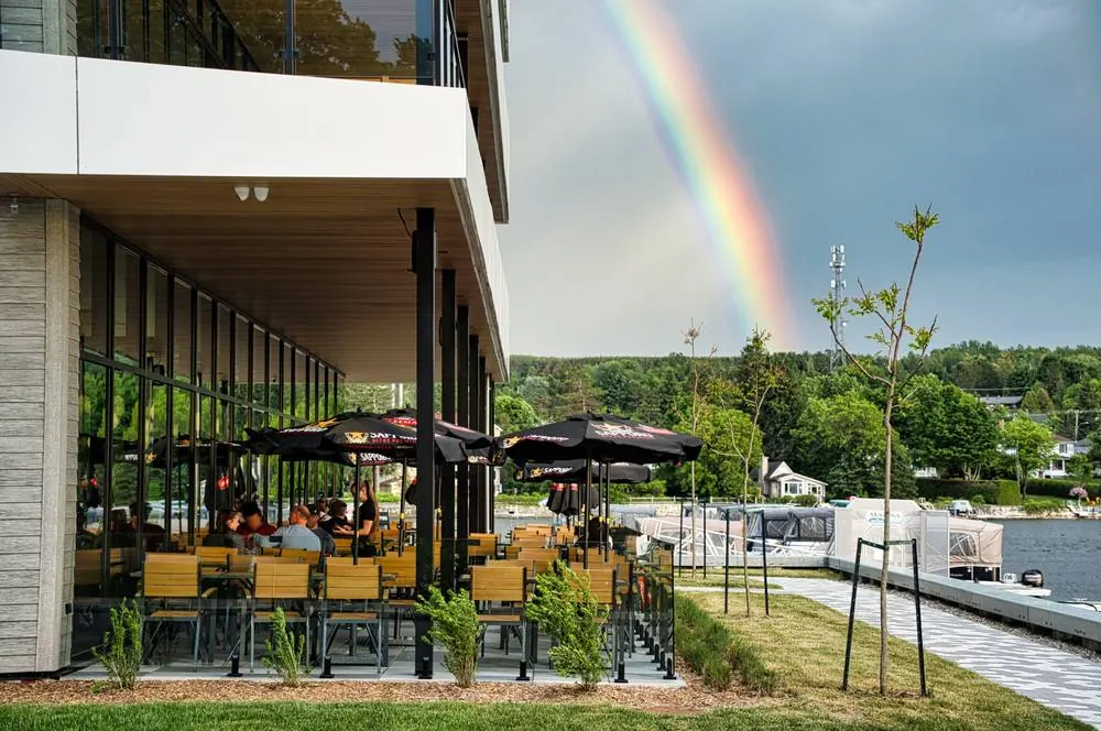 La Capitainerie, la terrasse et la marina